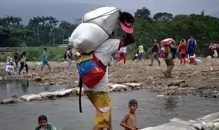 Voluntarios venezolanos proporcionan socorro humanitario a...